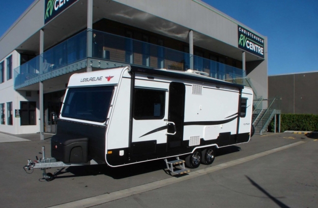 Leisure Line - Platinum - 674 SE - Walk Around Bed